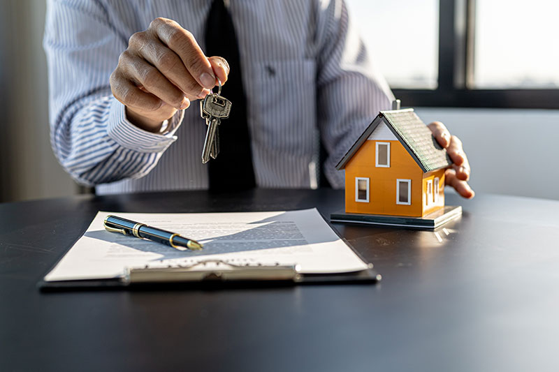 Immobilienmakler-Frankfurt-Bockenheim-Haus-verkaufen Haus verkaufen in Bockenheim – Schlüsselübergabe nach erfolgreichem Immobilienverkauf mit professioneller Unterstützung durch einen Immobilienmakler.