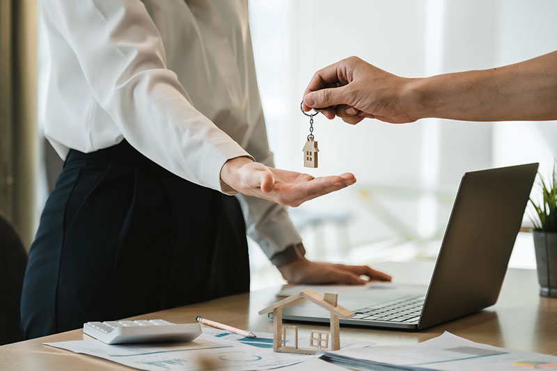 Immobilienmakler-Frankfurt-Bockenheim-Immobilie-verkaufen Immobilie verkaufen in Bockenheim – Symbolische Schlüsselübergabe nach erfolgreichem Immobilienverkauf mit einem erfahrenen Immobilienmakler.